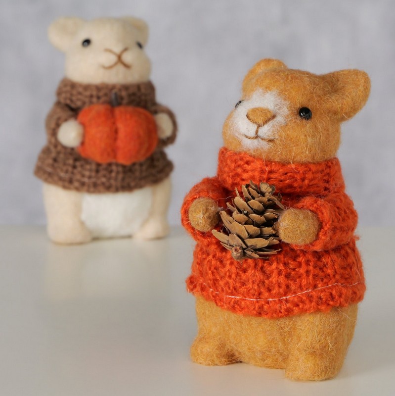 Criceto fatto a mano in lana cotta con maglione arancione e pigna, ideale come decoro autunnale